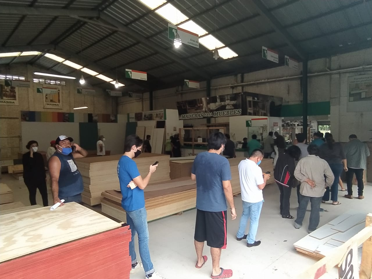 Largas filas para comprar tablas de maderas en Mérida